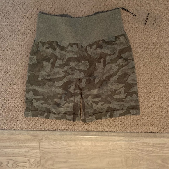 NVGTN Camo Seamless Shorts size L in Khaki Green - Picture 2 of 3